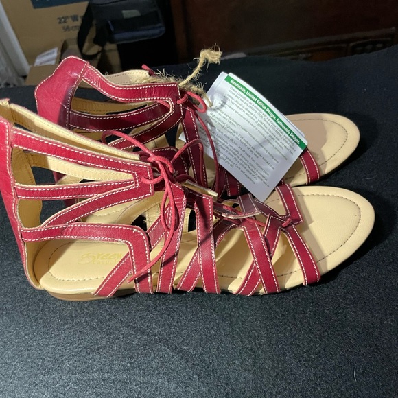 Those scrappy sandals are a “maroogundy”(maroon and burgundy) Very Cute! - Picture 4 of 8